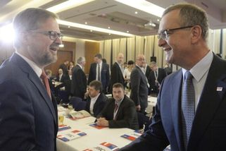 Fiala dostal od Kalouska otázku, která je jako kopanec do rozkroku a Bartošovi zachraňuje čest